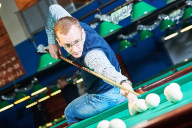 kulüpte Bilardo oynayan adam