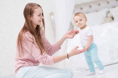 İlk adım. mutlu anne ve yürüyen bebek bebek