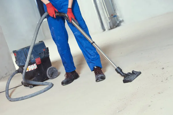 Building cleaning service. dust removal with vacuum cleaner — Stock Photo, Image