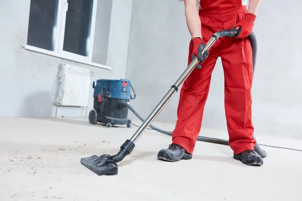 Serviço de limpeza de edifícios. remoção de poeira com aspirador — Fotografia de Stock