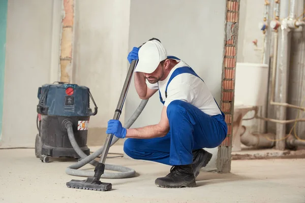 Servicio de limpieza. eliminación de polvo con aspiradora — Foto de Stock