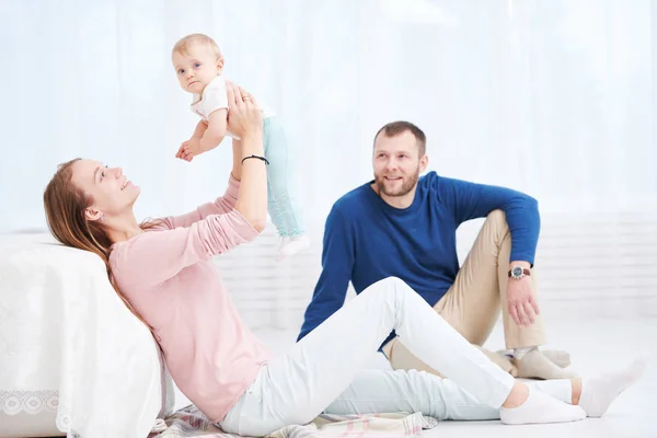 Ouderlijk gezin. Moeder en vader spelen met kleine pasgeboren baby — Stockfoto