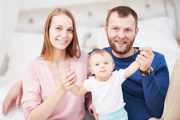 Rodzicielska rodzina. Mama i ojciec bawią się z małym noworodkiem — Zdjęcie stockowe