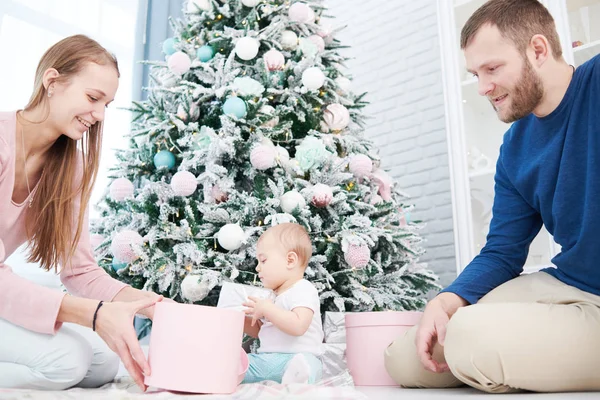 Familienerziehung. Mutter und Vater spielen mit kleinem Neugeborenen — Stockfoto