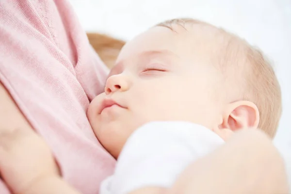 Infância. Um bebé a dormir. Aleitamento — Fotografia de Stock