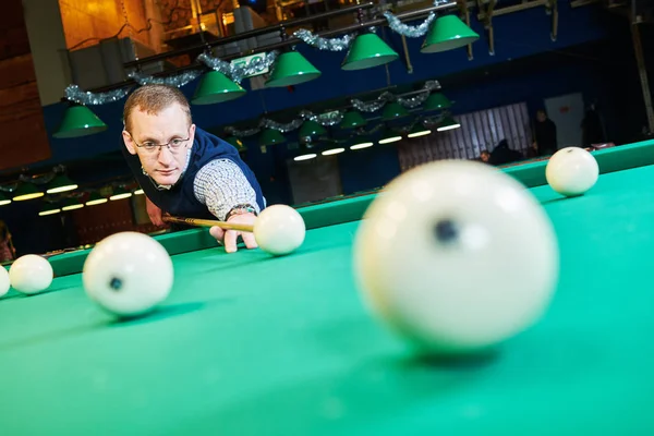 Man playing billiards in club — Stock Photo, Image