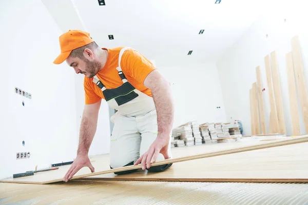 Trabajador uniéndose a parket floor. cámara lenta — Foto de Stock