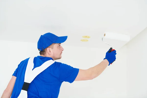 Pittore pittura soffitto con rullo di vernice — Foto Stock