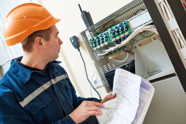 Elektrikçi çalışan güvenlik kameralarına ayarlama