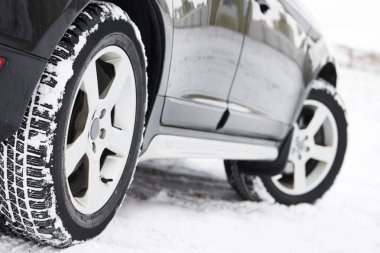 Kış lastik tekerlekler üzerinde suv araç açık havada yüklü