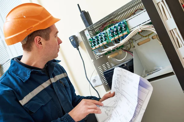 Electrician worker adjusting video surveillance system — Stock Photo, Image