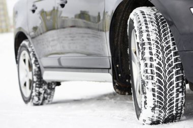Kış lastik tekerlekler üzerinde suv araç açık havada yüklü