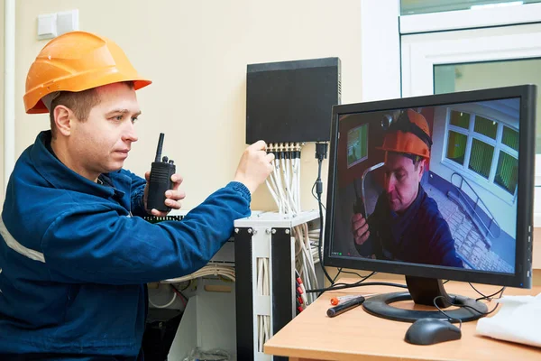 Técnico trabalhador ajustando sistema de vigilância por vídeo — Fotografia de Stock