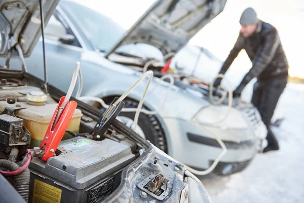 Problema de la batería de arranque del automóvil en condiciones de clima frío de invierno —  Fotos de Stock