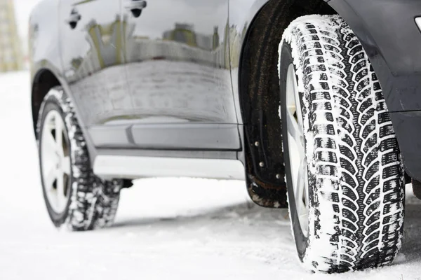 Roues de pneus d'hiver installées sur la voiture SUV à l'extérieur — Photo