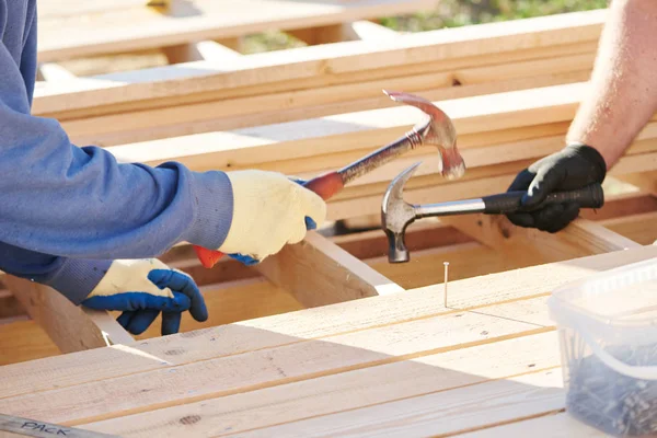 Wod carpentry. Worker hammering nail — Stock Photo, Image