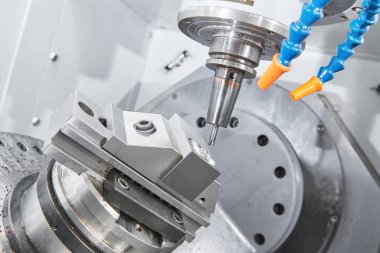Değirmen makinesi. Fabrika kesicisiyle endüstriyel metalcilik kesme işlemi