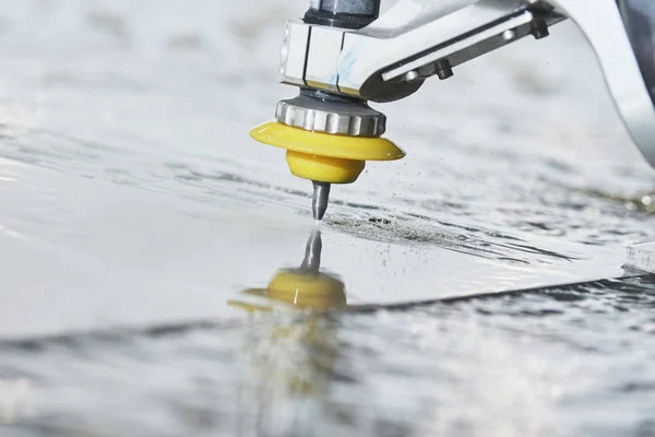 Tratamiento hidroabrasivo. Corte metalúrgico con chorro de agua — Foto de Stock