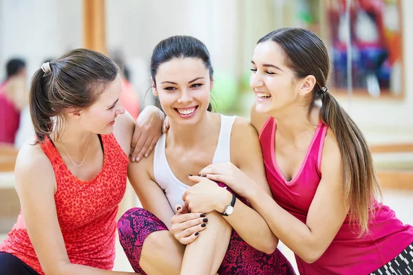 Grupo de mujeres jóvenes fitness con en el gimnasio —  Fotos de Stock