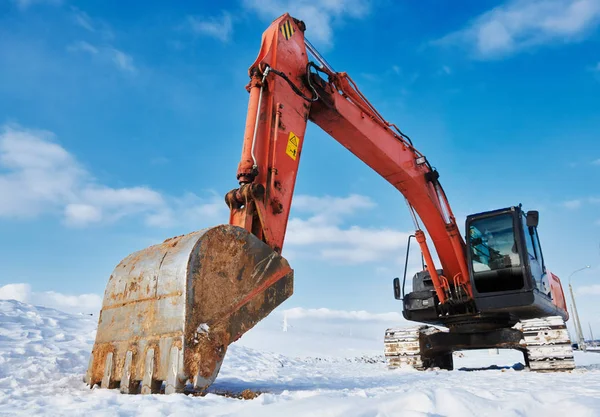 冬季施工现场挖掘机装载机 — 图库照片