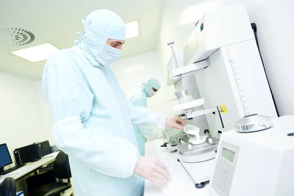 Pharmaceutical researcher working with granulate and powder flow — Stock Photo, Image