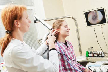 Kulak, burun, boğaz incelenmesi. KBB doktor bir çocuk hasta ve endoskop ile