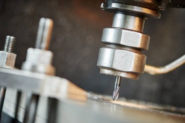 metal işleme makine üzerinde bir delik delme matkabı