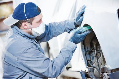 Otomobil tamircisi otomobil kaputunu öğütüyor