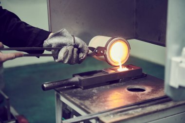 Altın erime. Molted metal bar formu içine dökme