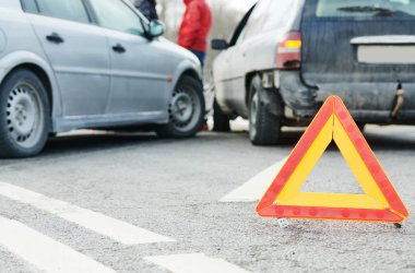 Kaza ya da gürültüyle çarpmak ile iki otomobil. Yol uyarı üçgen işaretini odak