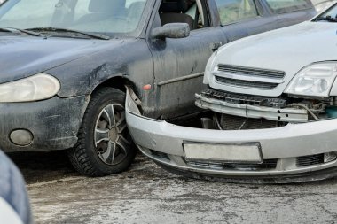 Sokakta araba kazası, şehirde çarpışmadan sonra hasar gören otomobiller