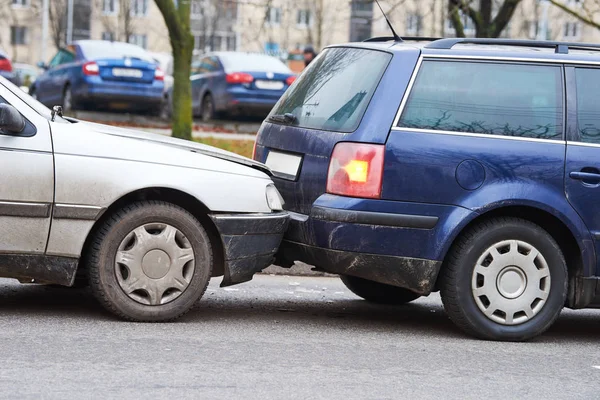 Bilolycka på gatan, skadade bilar efter kollision i staden — Stockfoto