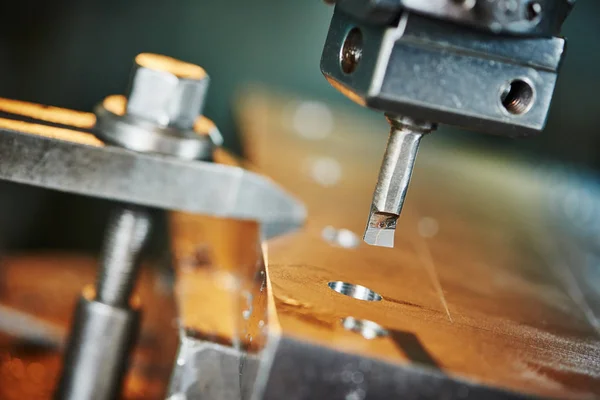 Industriella metalworking tråkig skärprocessen genom malning cutter — Stockfoto