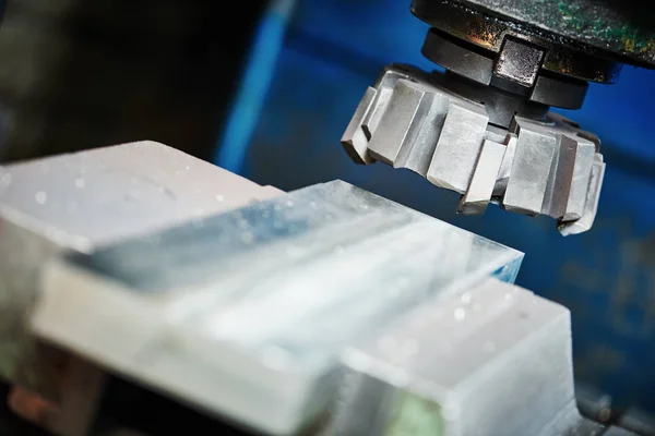 Processo de corte de metalurgia industrial por fresa — Fotografia de Stock