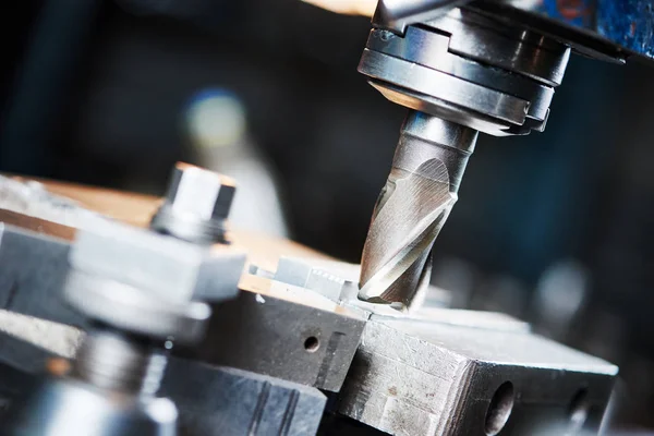 Industrial metalworking cutting process by milling cutter — Stock Photo, Image