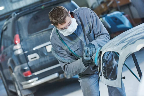Otomobil tamircisi otomobil kaputunu öğütüyor — Stok fotoğraf
