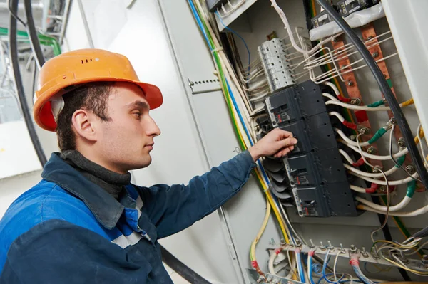 Elektriker ingenjör anställd — Stockfoto