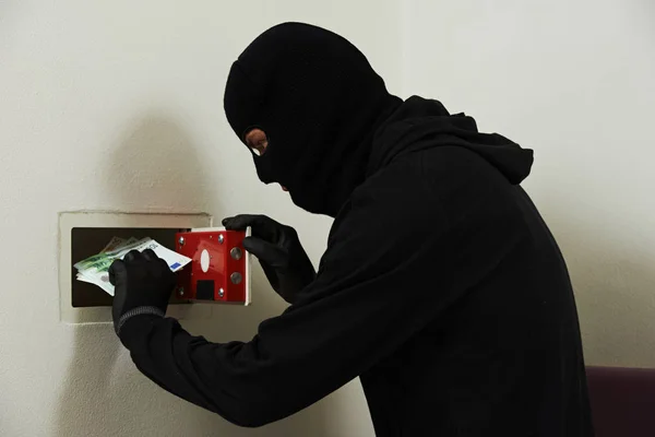 Ladrão mascarado durante a quebra de código segura — Fotografia de Stock