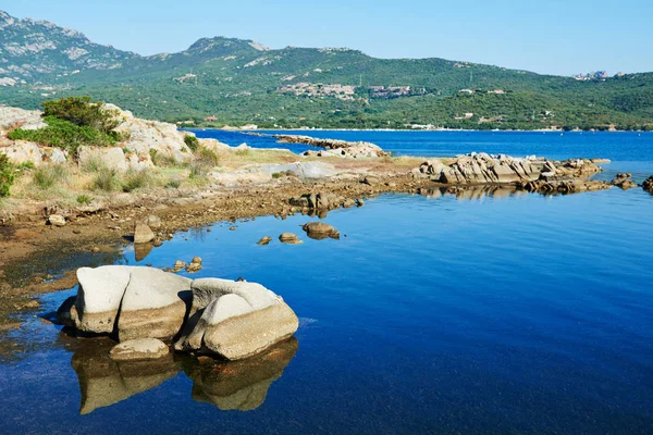 Mare Mediterraneo blu con riva in pietra sarda — Foto Stock