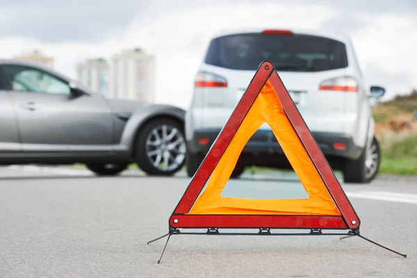 Несчастный случай или авария с двумя автомобилями. Треугольник дорожного предупреждения в фокусе — стоковое фото