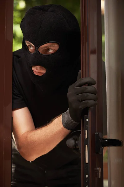 Allanamiento de un apartamento. Ladrón con máscara —  Fotos de Stock