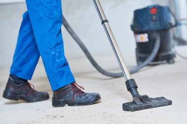 Bina Temizleme Servisi. Elektrikli süpürge ile toz kaldırma