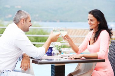 genç adam ve kadın restoranda kutluyor