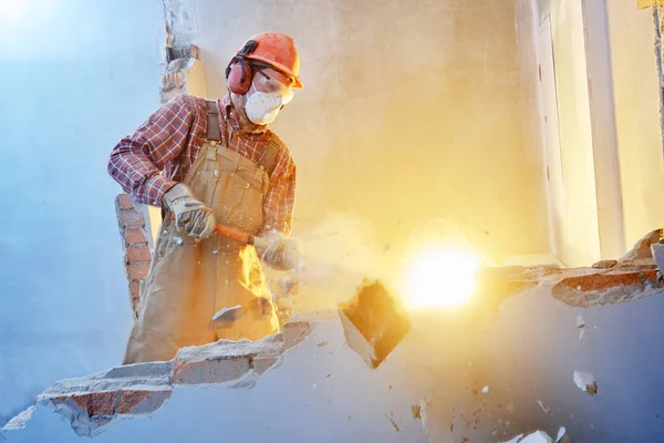 Trabajador con martillo de trineo en la pared interior destruyendo — Foto de Stock