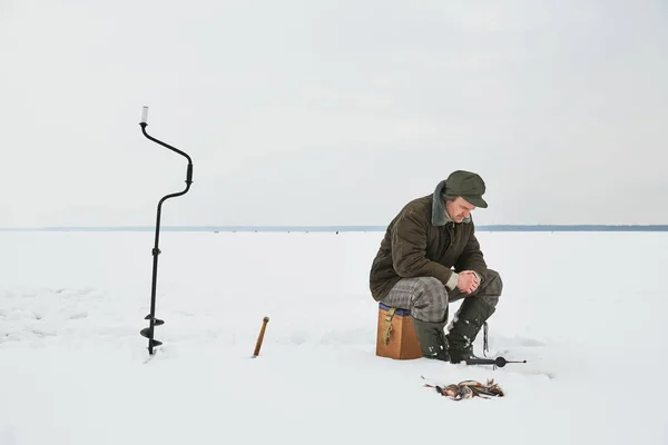 Pêche en hiver. Pêcheur en attente morsure de poisson — Photo