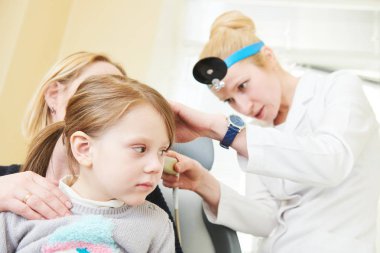 Kulak, burun, boğaz incelenmesi. Bir çocuk ve endoskop ile KBB doktor. kulak burun boğaz