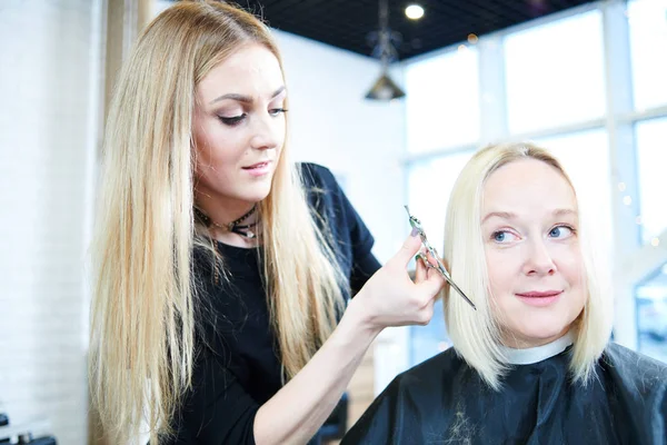 Barbier ou styliste au travail. Coiffeur coupe cheveux femme — Photo