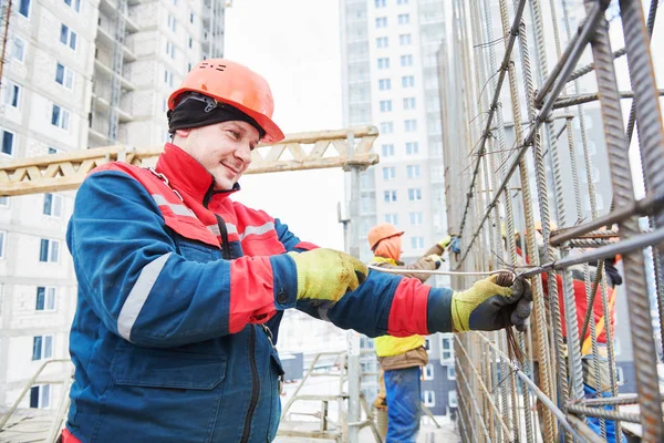 Armering av betong. Builder stickning metallstänger med tråd — Stockfoto