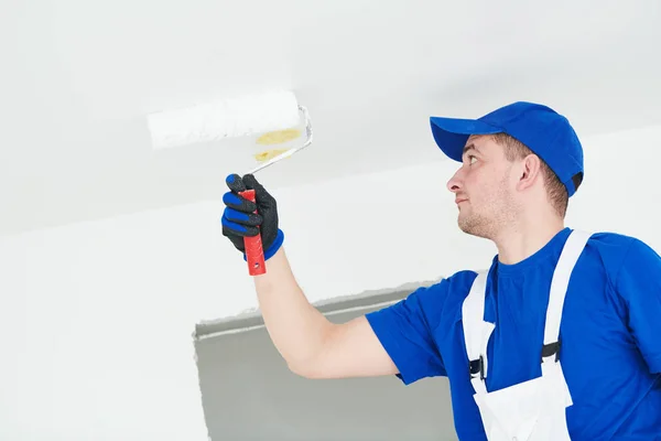 Painter painting ceiling with paint roller — Stock Photo, Image