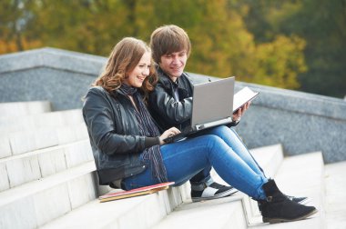 öğrencilerin online açık havada dizüstü bilgisayar ile eğitim